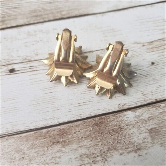 Vintage Clip On Earrings Gold Tone Metal Flower 1" - Picture 3 of 4